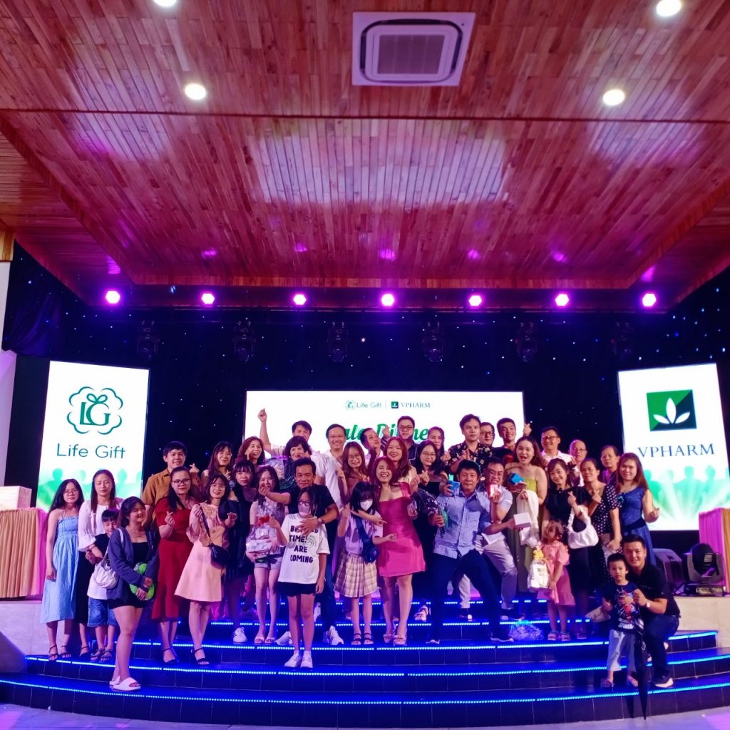 Tập thể nhân viên Life Gift chụp ảnh lưu niệm đêm Gala Dinner Tập thể nhân viên Life Gift chụp ảnh lưu niệm đêm Gala Dinner