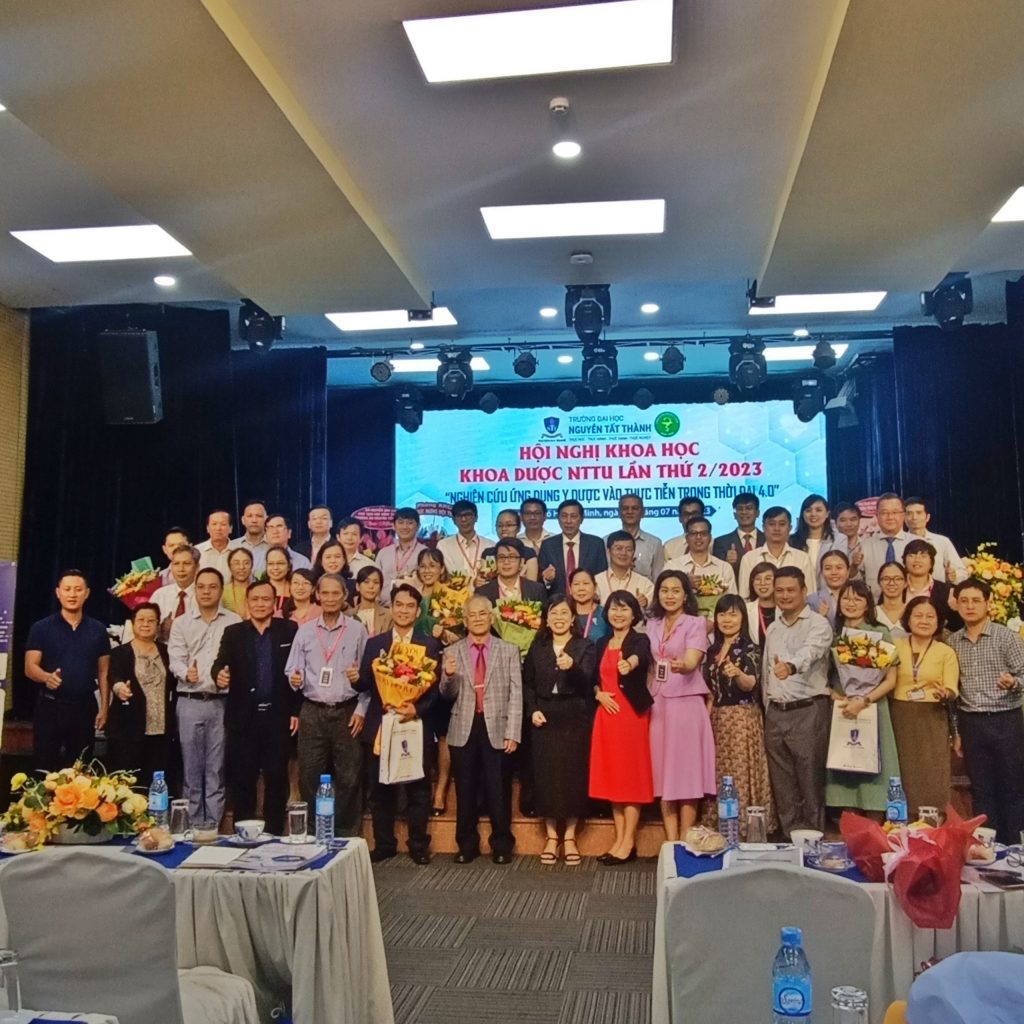 Ảnh kỉ niệm tại hội nghị Nghiên Cứu Ứng Dụng Y Dược Vào Thực Tiễn Trong Thời Đại 4.0