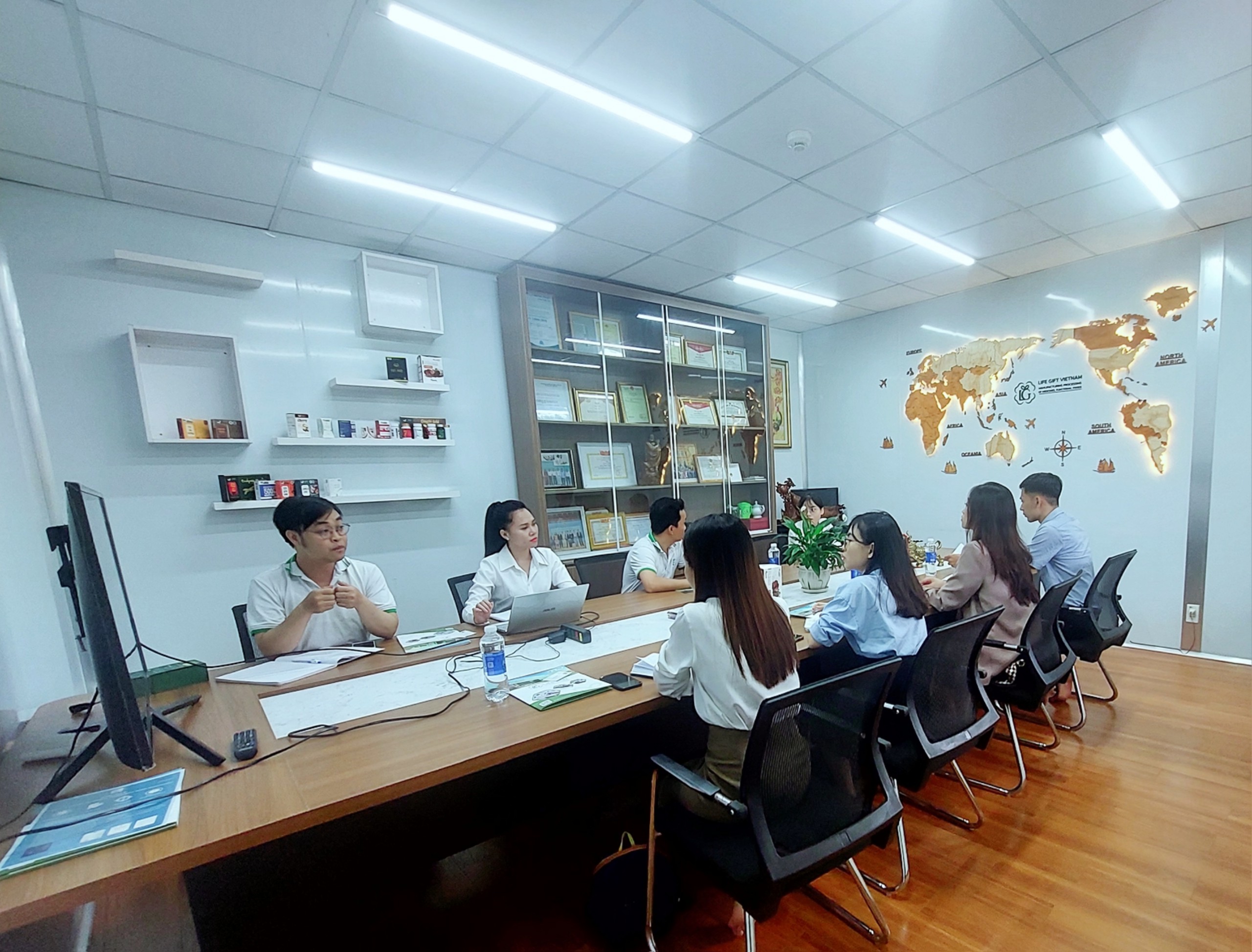 Toàn cảnh buổi làm việc giữa công ty Life Gift và công ty cổ phần Chăn nuôi C.P. Việt Nam