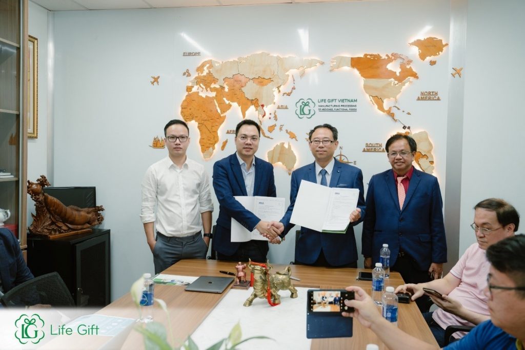 Ông Trần Viết Thanh, Tổng giám đốc Life Gift Việt Nam và Chủ Tịch Hiệp Hội CBIA ký kết biên bản ghi nhớ