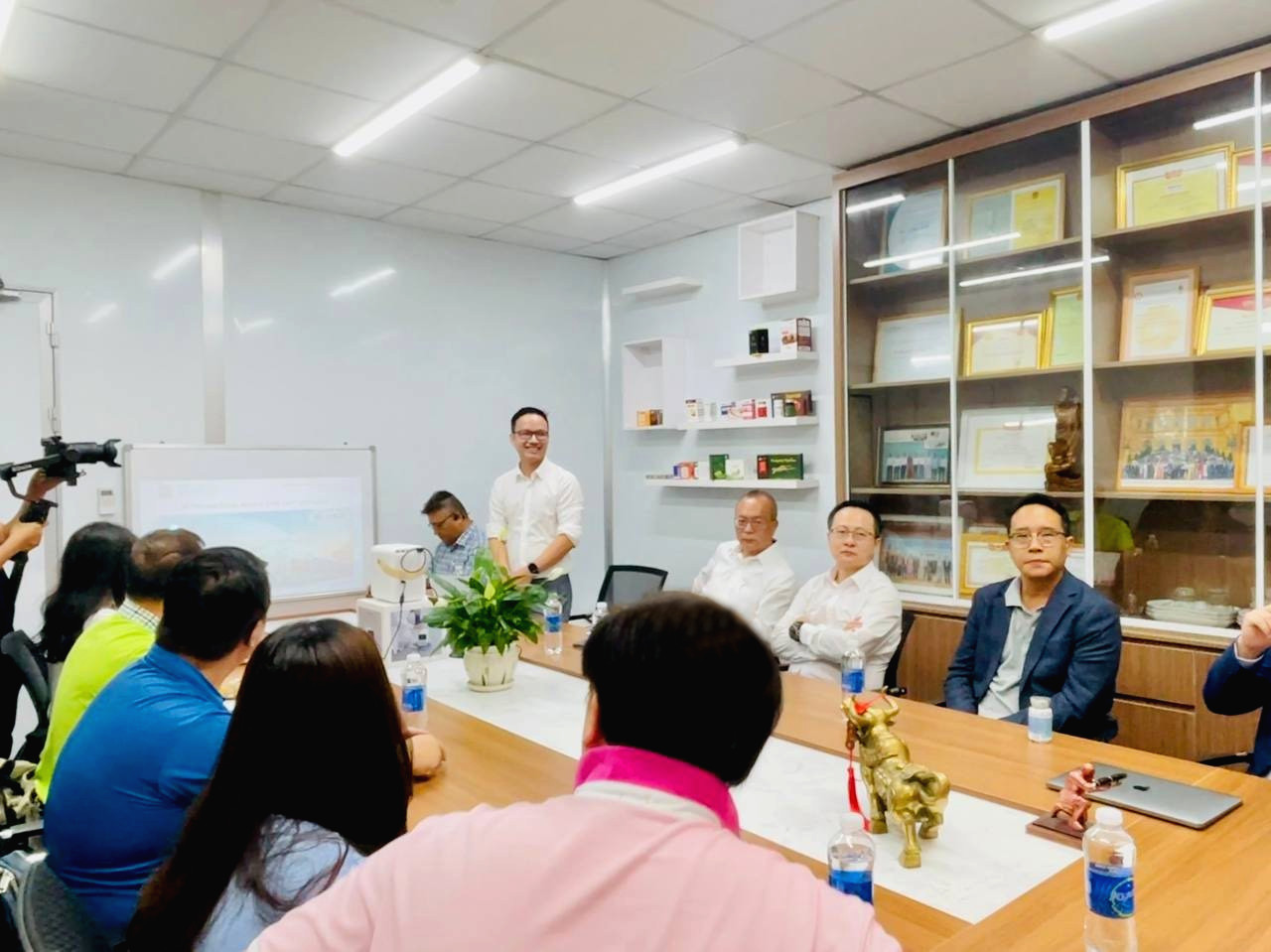 Ông Nguyễn Văn Sự - Giám đốc OEM/ODM giới thiệu tổng quan về nhà máy Life Gift Việt Nam