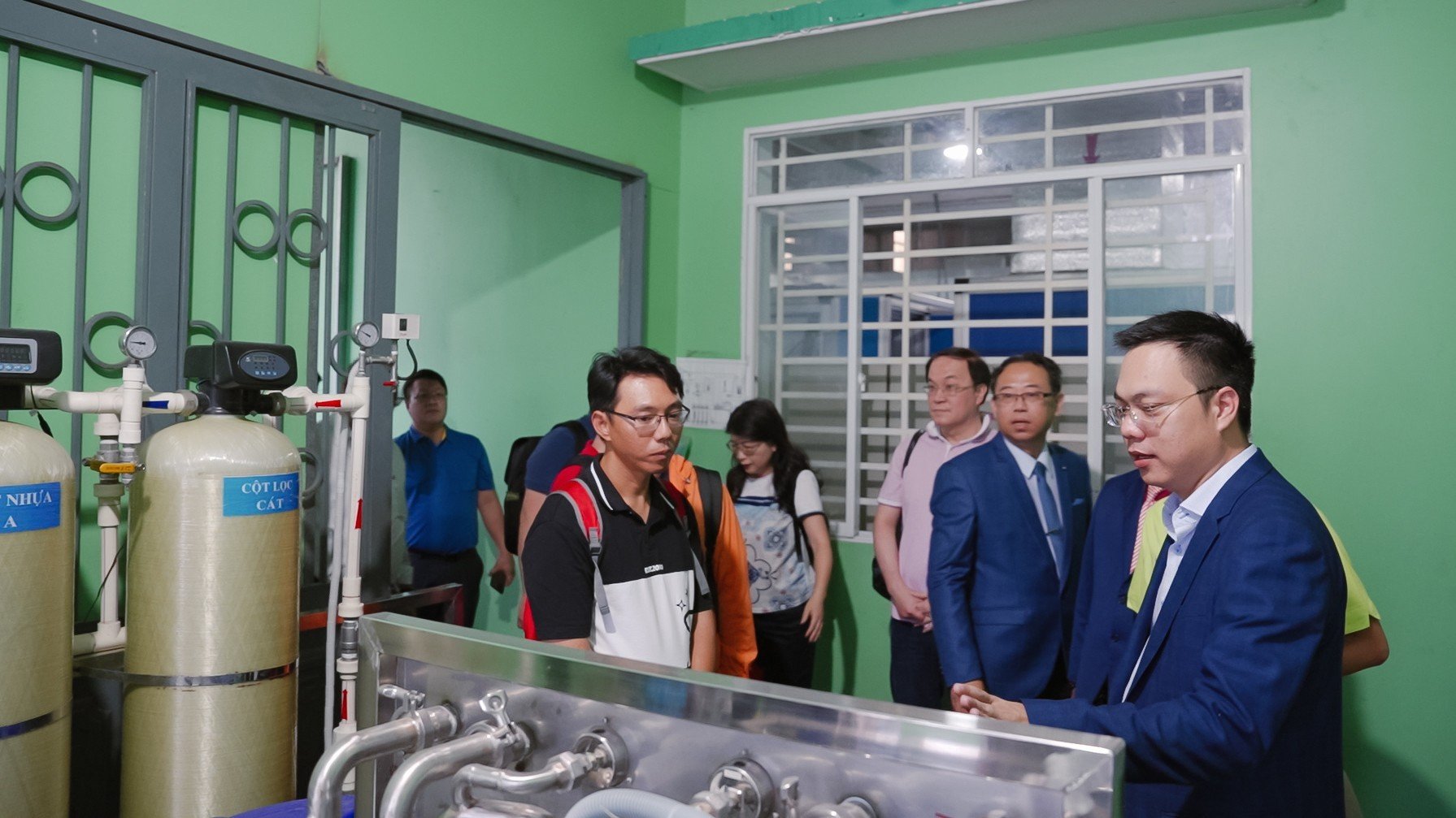 Ông Trần Viết Thanh chia sẻ với đoàn khu Hệ thống nước RO