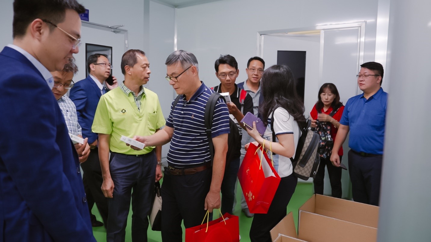 Không chỉ được trực tiếp thăm quan quy trình sản xuất hiện đại, Đoàn doanh nghiệp còn cầm trên tay sản phẩm Wellness by Life Gift VN vừa được sản xuất thành phẩm.