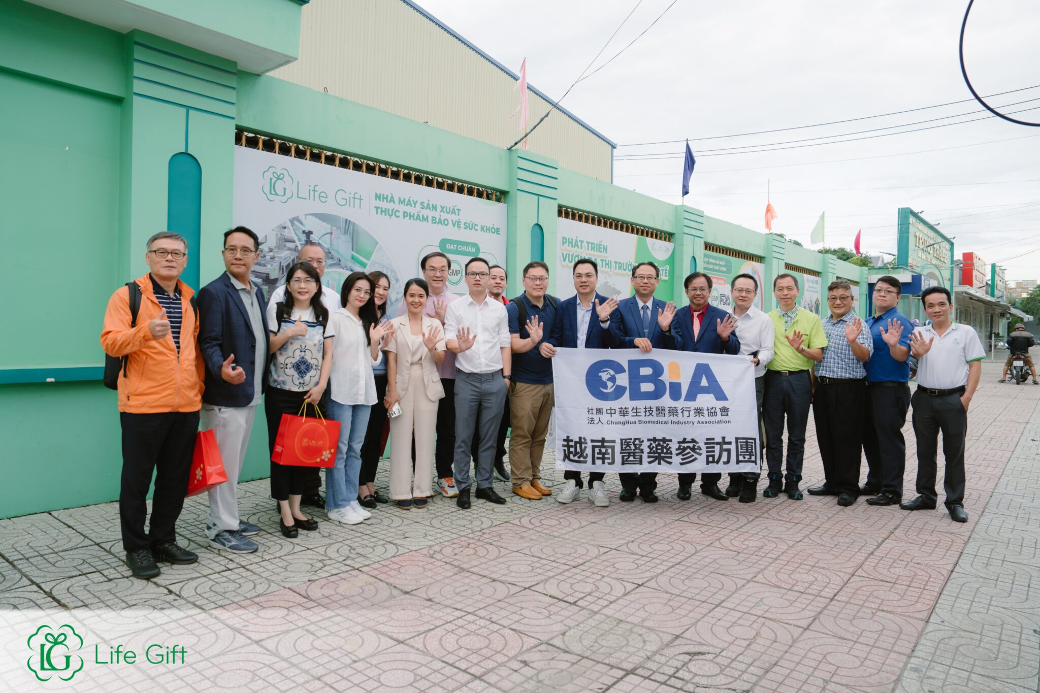 Đại diện ban lãnh đạo và các Hiệp hội, các Doanh nghiệp tham dự tại buổi ký ghi nhớ hợp tác (MOU)