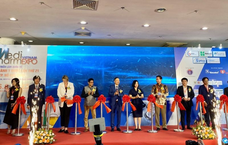 Ông Hứa Phú Doãn (ngoài cùng bên phải) - Phó chủ tịch Hội thiết bị Y tế Tp.HCM, Giám đốc dự án - Life Gift VN cắt băng khai mạc triễn lãm