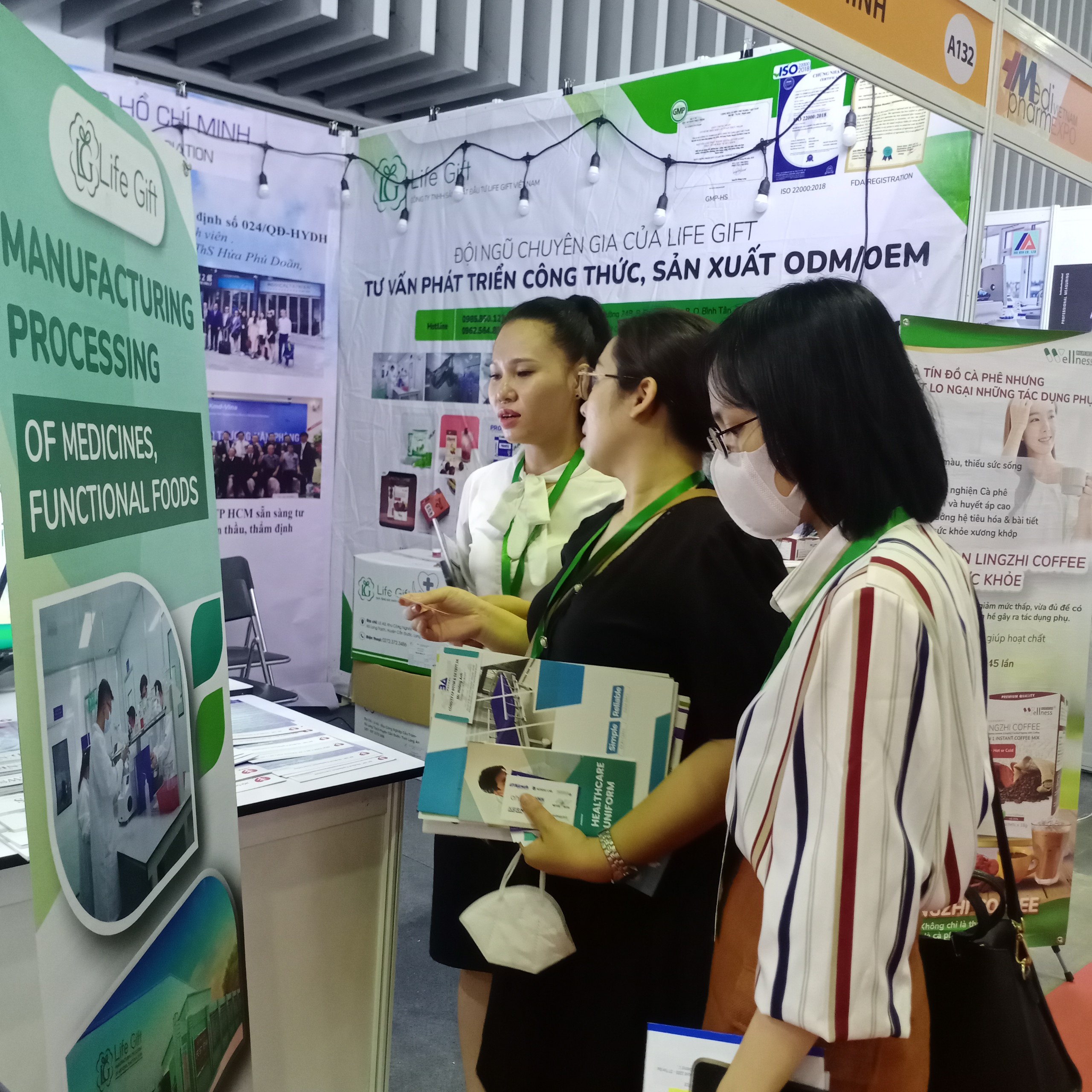 Nhân viên Life Gift tư vấn dịch vụ gia công ODM/OEM tại triễn lãm y dược 2023