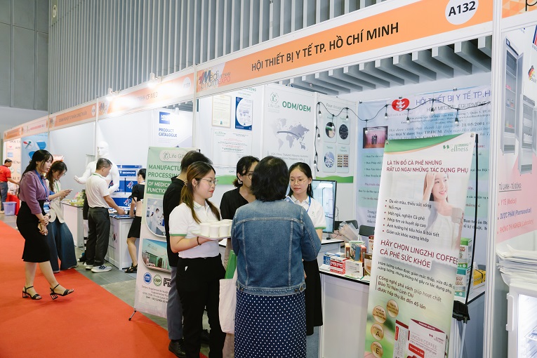 Nhân viên Life Gift tư vấn dịch vụ gia công ODM/OEM tại triễn lãm y dược 2023