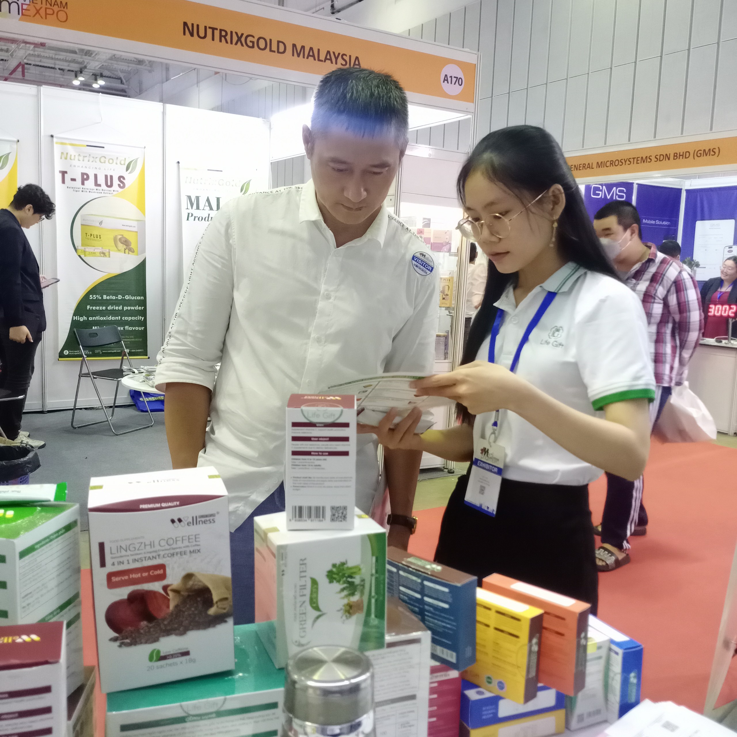 Nhân viên Life Gift tư vấn dịch vụ gia công ODM/OEM tại triễn lãm y dược 2023
