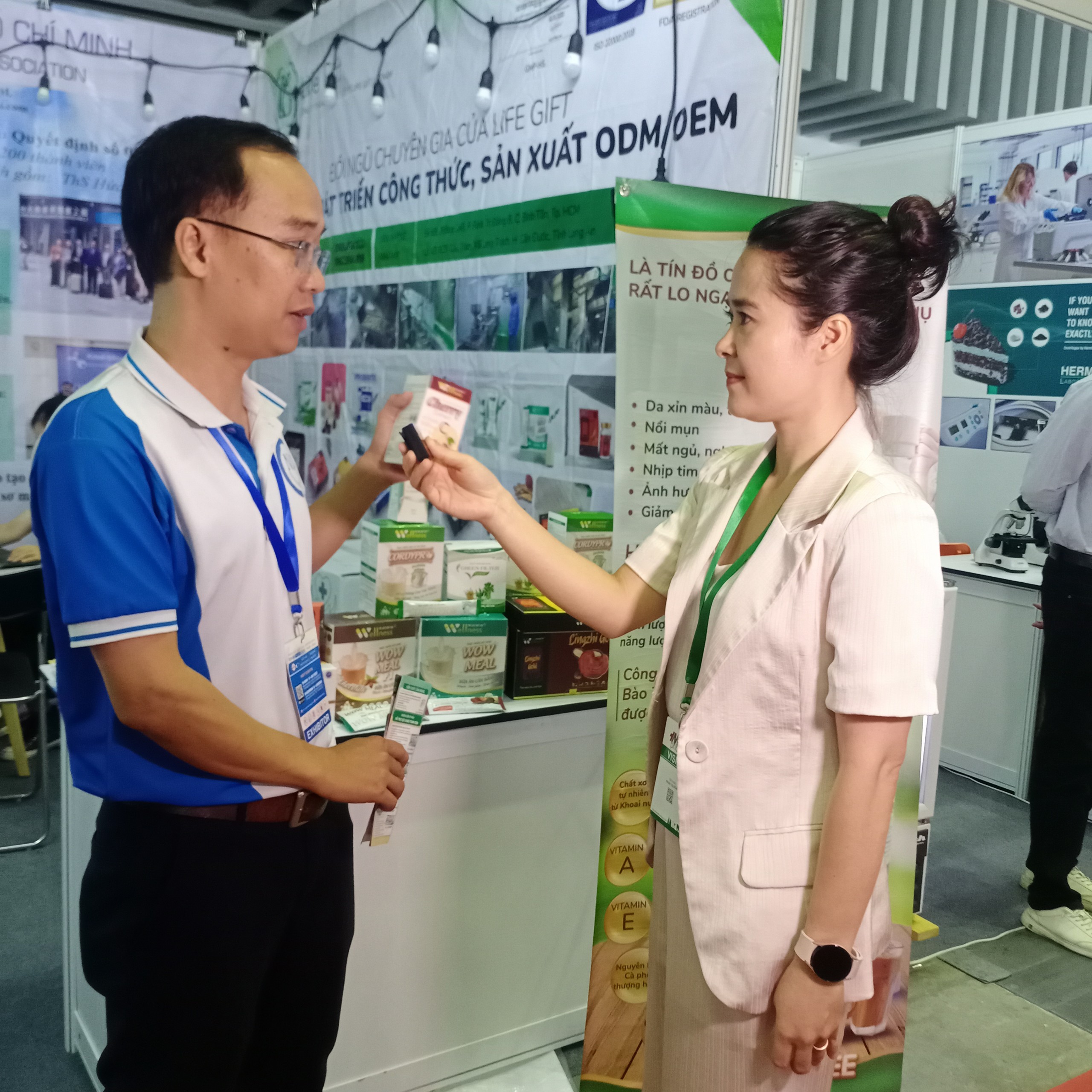 Nhân viên Life Gift tư vấn dịch vụ gia công ODM/OEM tại triễn lãm y dược 2023