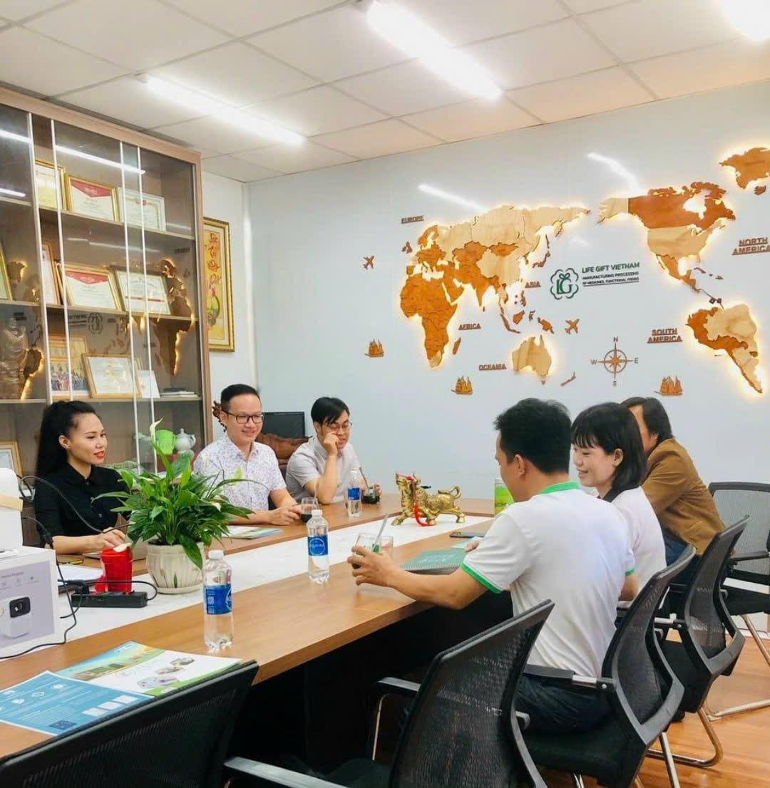 Life Gift và công ty Phata thảo luận sản xuất viên nén tảo xoắn Spilurina