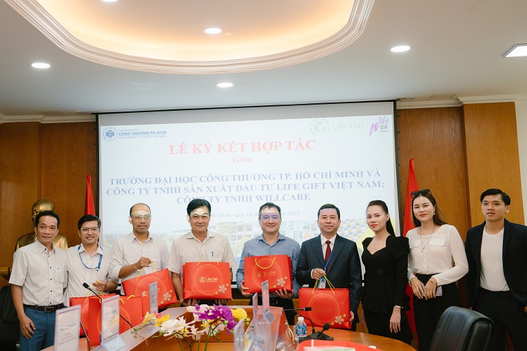 Life Gift và Đại học Công Thương chụp ảnh kỉ niệm sau buổi ký kết MOU