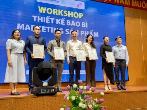 Thầy thái doãn Thanh phó hiệu trưởng trao bằng khen cho phía công ty Life Gift và đối tác.