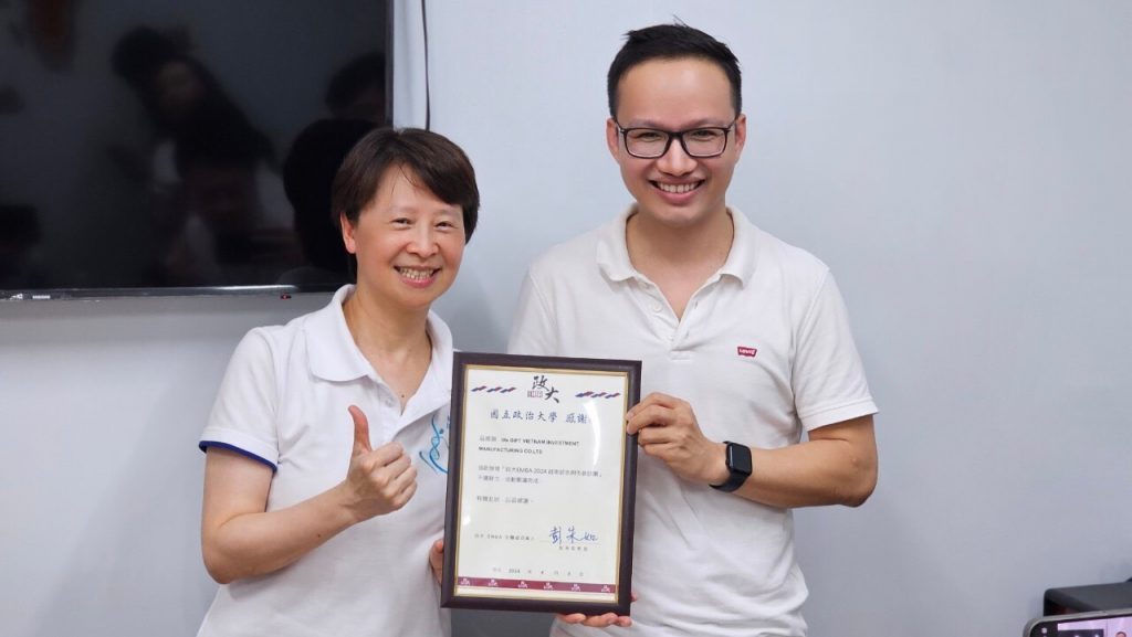 Ông Nguyễn Văn Sự cùng giảng viên trường Đại học quốc lập Chính Trị (NCCU)