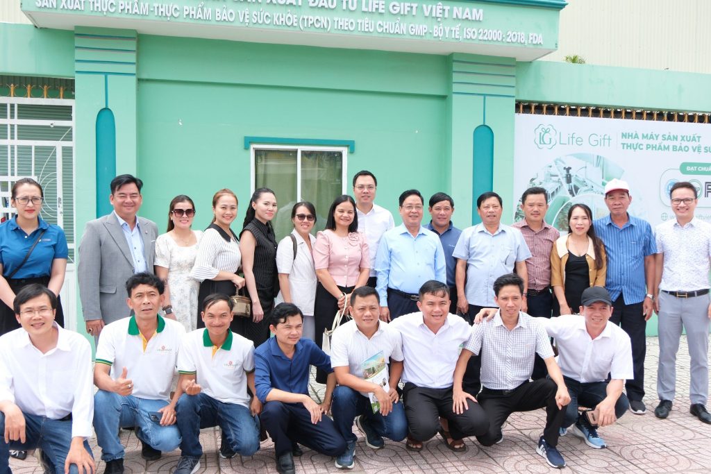 Cùng đoàn công tác chụp ảnh lưu niệm tại nhà máy