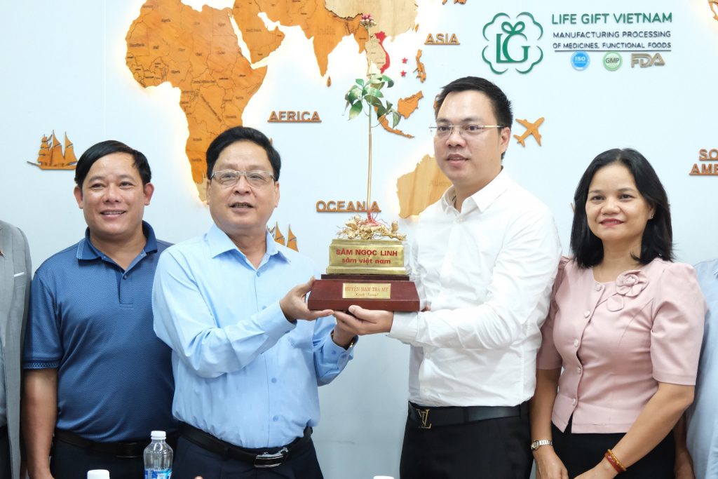 Lãnh đạo Huyện Nam Trà My gửi tặng mô hình cây sâm Ngọc Linh cho công ty Life Gift