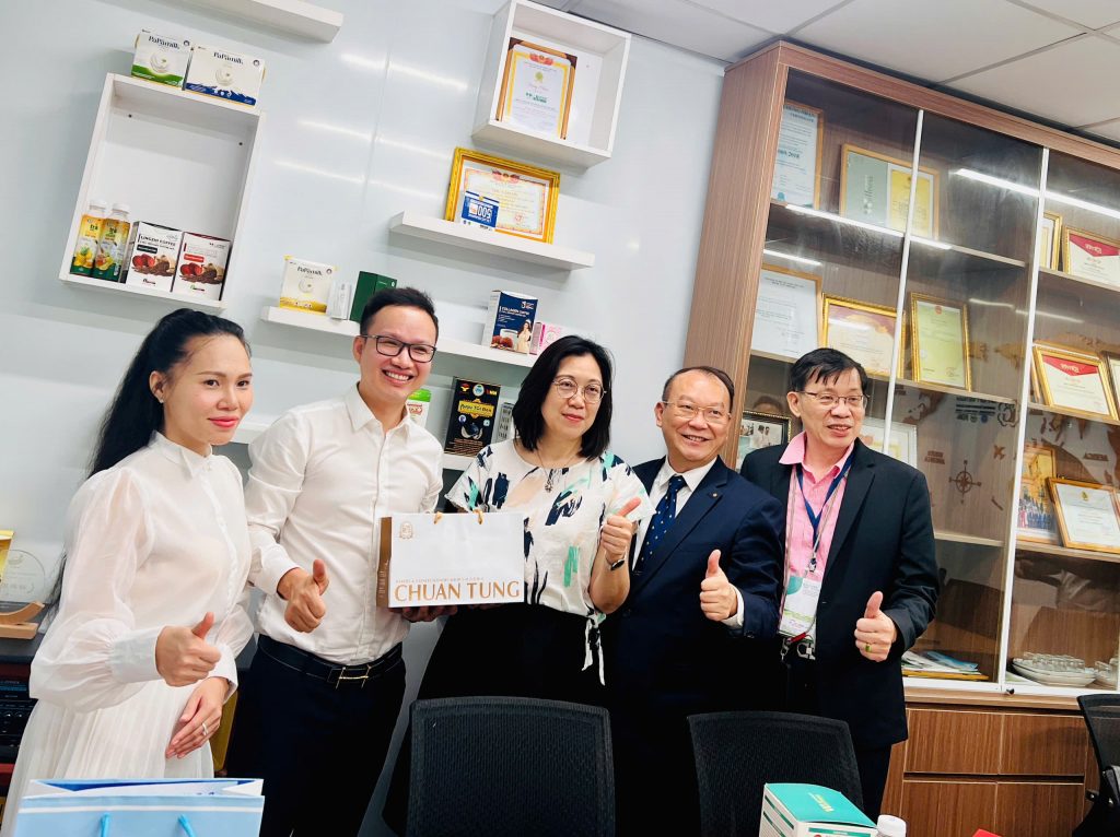 Các chuyên gia tặng quà gặp mặt