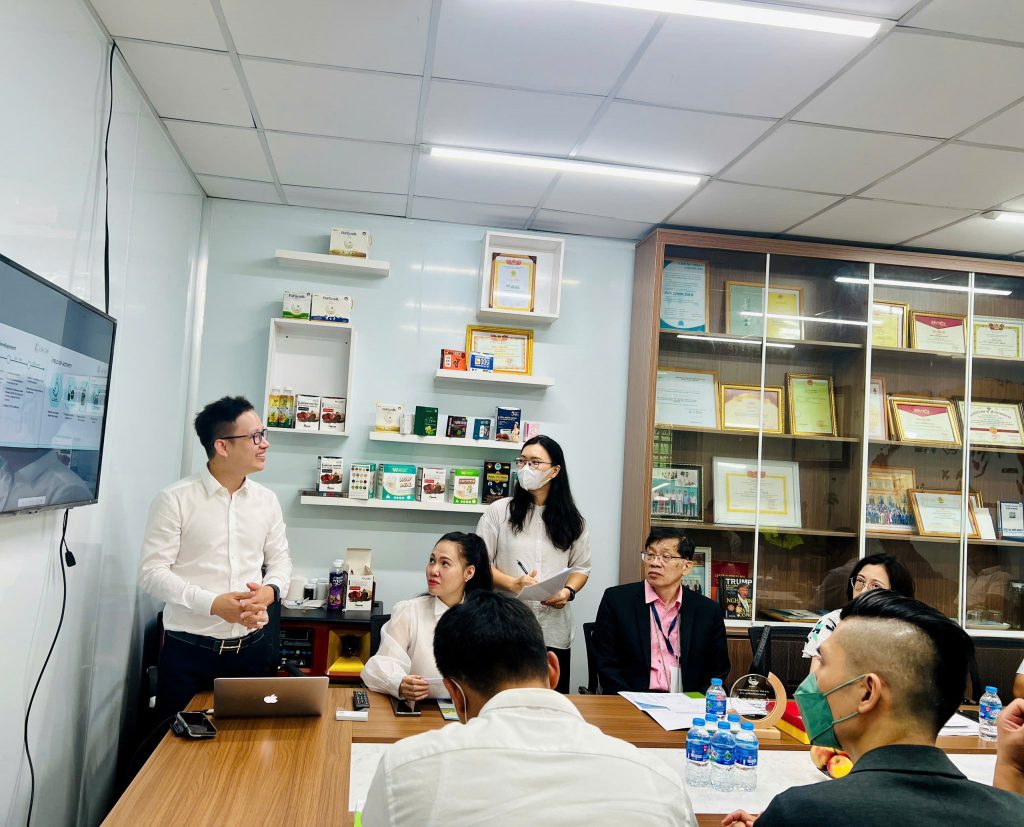 Đại diện Life Gift giới thiệu về nhà máy